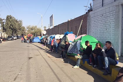 Cientos de venezolanos duermen en carpas en Tacna, Perú