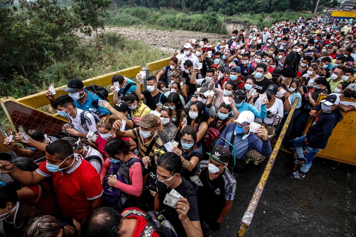 Cientos de venezolanos, la mayoría cn barbijos, intentaban ayer cruzar la frontera con Colombia, en Cúcuta