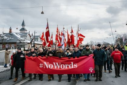 Cientos de veteranos de guerra daneses, muchos de los cuales lucharon junto a tropas estadounidenses, marchan hacia la embajada de EE.UU. en Copenhague en protesta por la política de Donald Trump hacia Groenlandia.