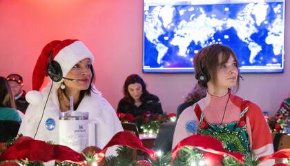 Cientos de voluntarios atienden en el centro de NORAD, desde donde se monitorea la trayectoria de Santa Claus por el mundo y el espacio (@NoradSanta)