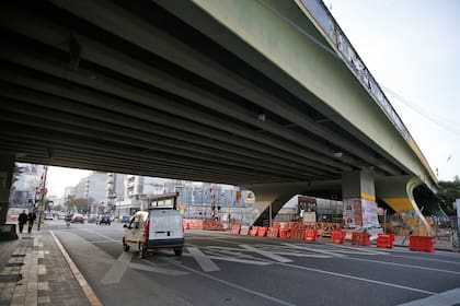 El puente de la avenida Juan B. Justo está siendo desmontado y por eso a partir del martes la avenida Córdoba estará cerrada por un mes