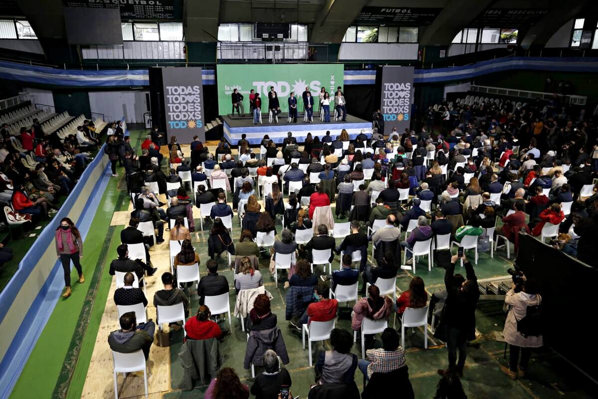 Cierre de campaña del Frente de Todos en el Club Ferrocarril Oeste