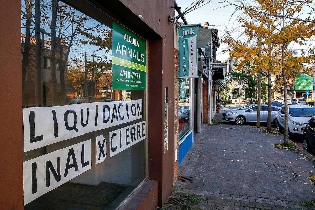 Cierre de comercios en el partido de San Isidro. Locales sobre la avenida Juan Segundo Fernández