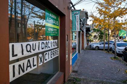 Cierre de comercios en el partido de San Isidro. Locales sobre la avenida Juan Segundo Fernández