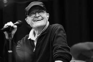 Cuál es la enfermedad de Phil Collins que le impide caminar