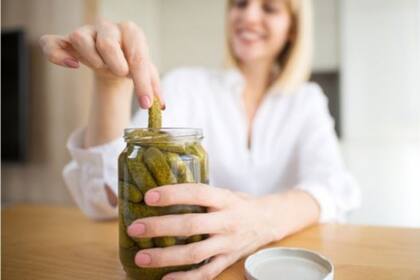 Ciertas partes del ciclo menstrual de la mujer parecen ir de la mano del deseo de comer chocolate, helado, papas fritas o simplemente encurtidos
