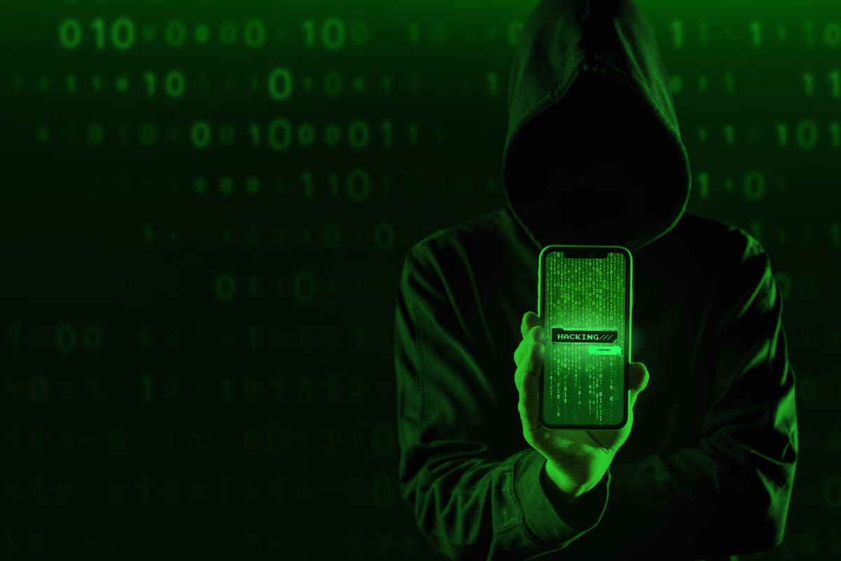 Ciertas señales como el consumo inusual de batería, aplicaciones desconocidas o cambios en la configuración pueden indicar un acceso no autorizado a tu celular