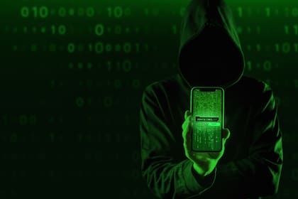 Ciertas señales como el consumo inusual de batería, aplicaciones desconocidas o cambios en la configuración pueden indicar un acceso no autorizado a tu celular