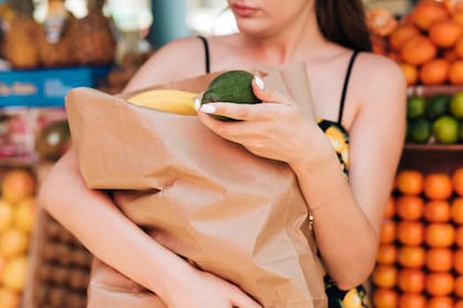 Ciertos ciudadanos están exentos de pagar un monto extra por las bolsas de papel en California