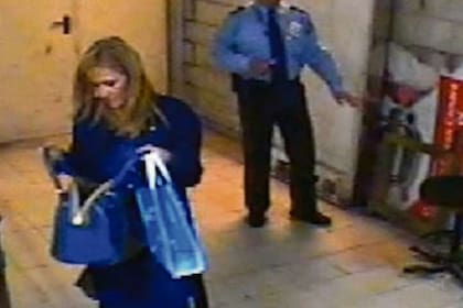 Cifuentes, en el momento en el que vacía su cartera ante un guardia de seguridad