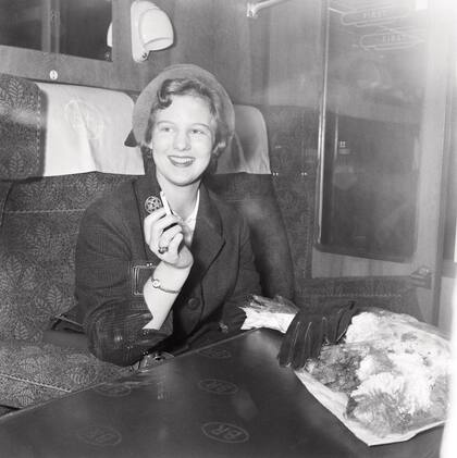Cigarrillo en mano, vuelve a Londres en tren en octubre del mismo año.