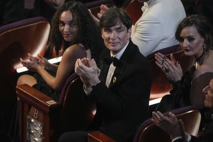 Cillian Murphy, en un momento de tensión; el actor aún no había subido al escenario a recibir su premio como Mejor actor principal