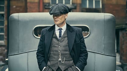 Cillian Murphy interpreta a Tommy Shelby en la serie Peaky Blinders.