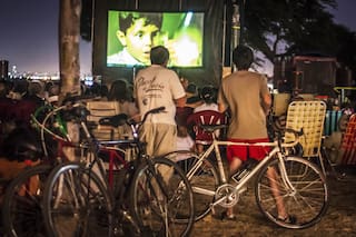 Al cine en bicicleta, cerca del río y bajo las estrellas