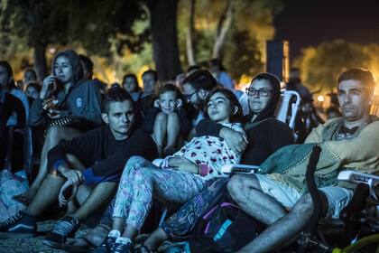 En la playa hay butacas para ver las películas y lugar para reposeras