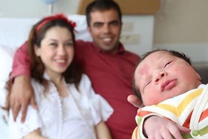 Cinar Engin nació con una particular mancha en su frente.