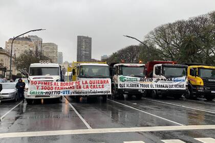 Cinco camiones bloquearon la circulación de la Av Libertador mano a capital
