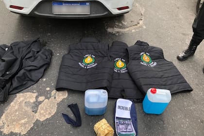 Cinco choferes con chalecos de la línea 135 fueron detenidos con bidones de nafta