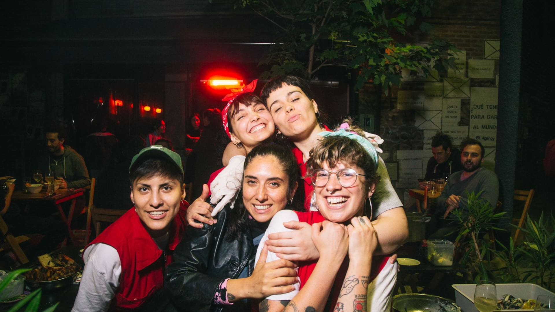 Cinco de las seis integrantes de Tita La Vedette. Adelante en la imagen, las fundadoras: Mena Duarte e Inés La Torre