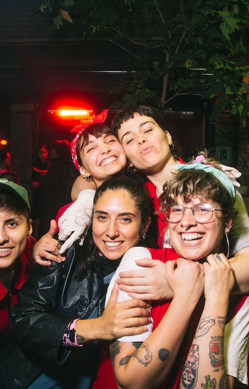 Cinco de las seis integrantes de Tita La Vedette. Adelante en la imagen, las fundadoras: Mena Duarte e Inés La Torre