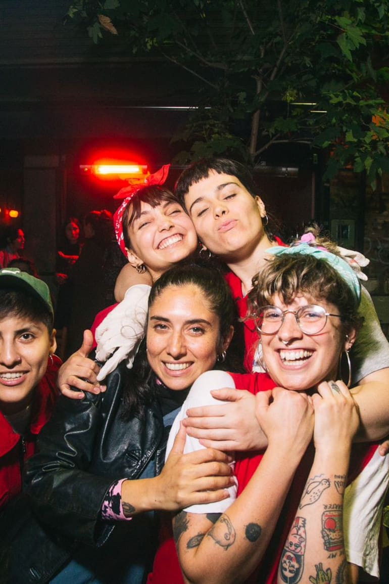 Cinco de las seis integrantes de Tita La Vedette. Adelante en la imagen, las fundadoras: Mena Duarte e Inés La Torre