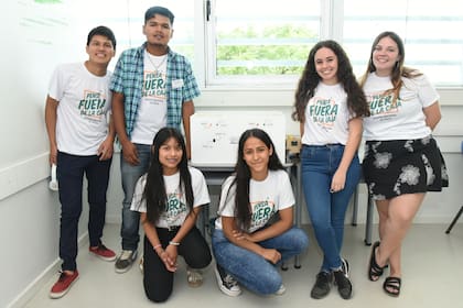 Cinco estudiantes de la escuela Técnica de la UBA tras ganar el Desafio Nacional de Física, organizado por el Instituto Weizmann