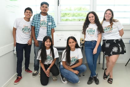 Cinco estudiantes de la escuela Técnica de la UBA tras ganar el Desafío Nacional de Física, organizado por el Instituto Weizmann. A la derecha una voluntaria que participó del evento
