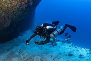 cinco expertos italianos murieron mientras buceaban en las cuevas de un atolón en las islas Maldivas
Dentro de las cámaras interiores.
- Esta segunda serie de imágenes documenta las secciones interiores más estrechas de la cueva, donde la visibilidad puede desaparecer rápidamente debido a la alteración de los sedimentos coralinos y la navegación se vuelve más compleja