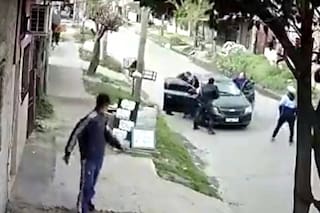 Cinco delincuentes lo golpearon para robarle el auto y los vecinos lo defendieron