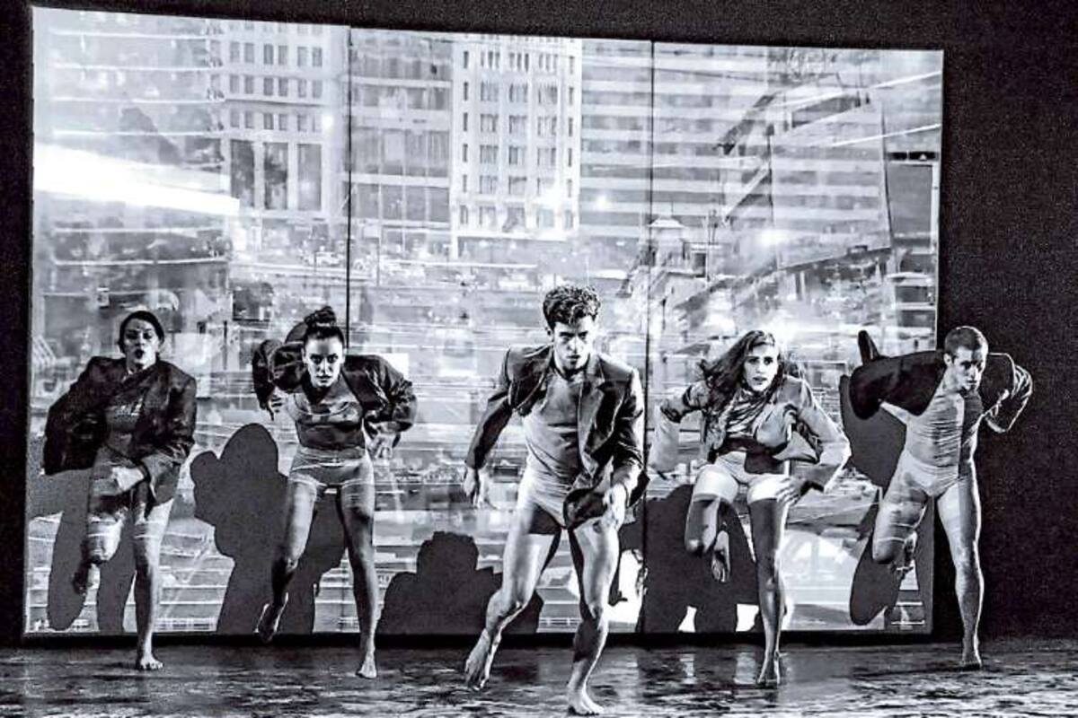 Cinco intérpretes de diversos estilos en una pieza multimedia, veloz y de alta precisión