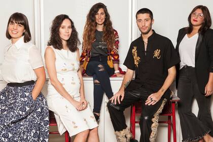 Cinco jóvenes estudiantes internacionales