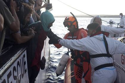 Cinco migrantes fueron trasladados ayer a Lampedusa