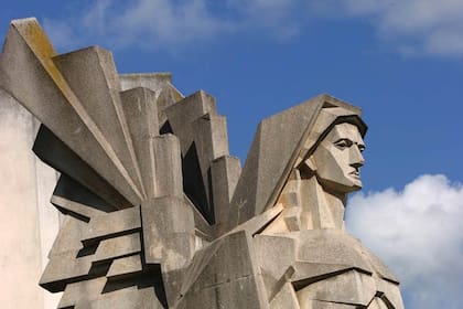 Cinco paradas para armar un circuito y admirar el legado monumental de Francisco Salamone por la provincia de Buenos Aires