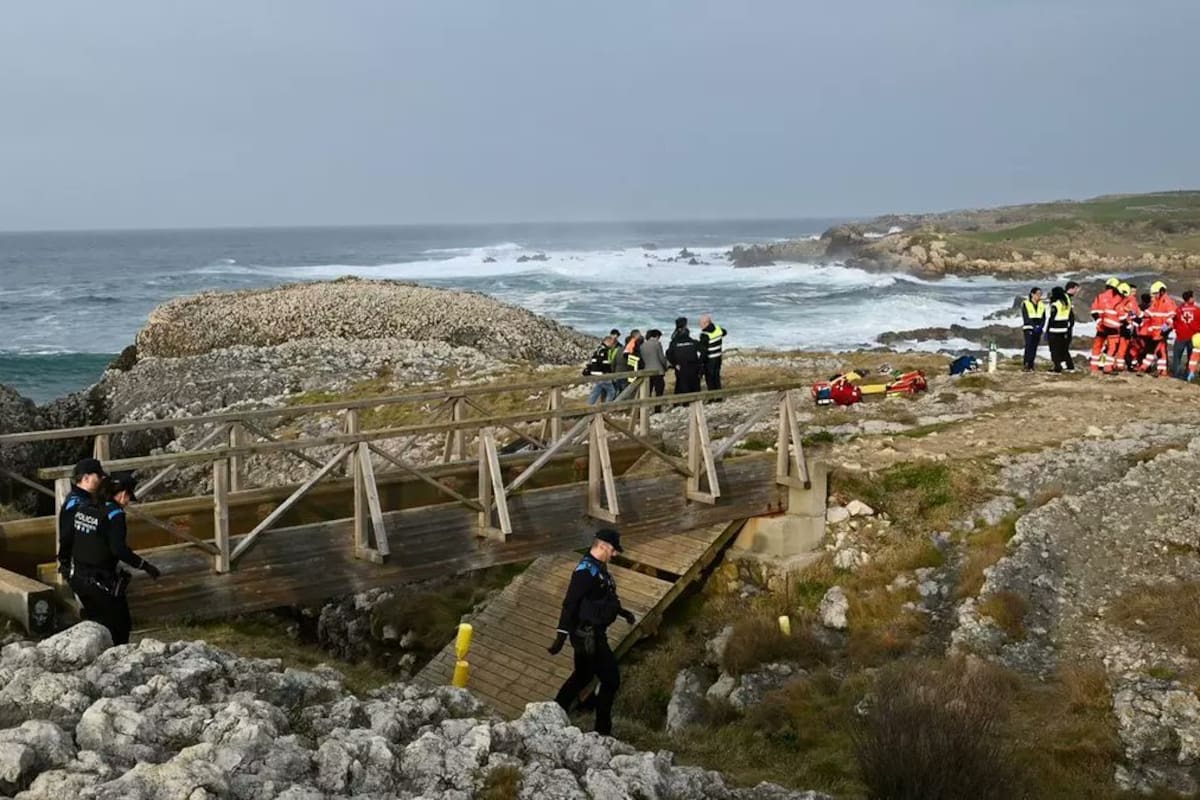 Cinco personas murieron como consecuencia del colapso de una pasarela en una playa de España
