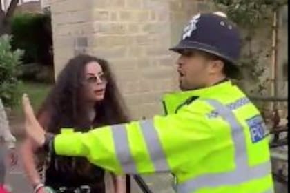 Cinco policías resultaron heridos en estado grave, tras enfrentarse con manifestantes frente a la embajada iraní en Londres.