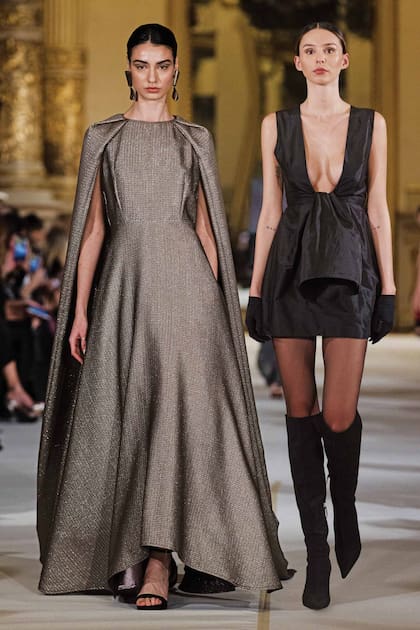 Cincuenta modelos mostraron las creaciones de Adrián Brown, en el Teatro Colón. El diseñador, oriundo de Dolores, fue ovacionado por su glamour.