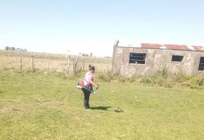 Cindia Mendoza, que murió el lunes último luchando contra un incendio en Mariano I Loza, era la directora y maestra de una escuela rural y entre sus tareas cortaba el pasto del establecimiento para prepararse para el nuevo ciclo lectivo