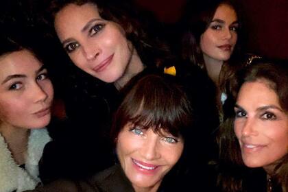 Cindy Crawford, Christy Turlington junto a sus hijas y Helena Christensen