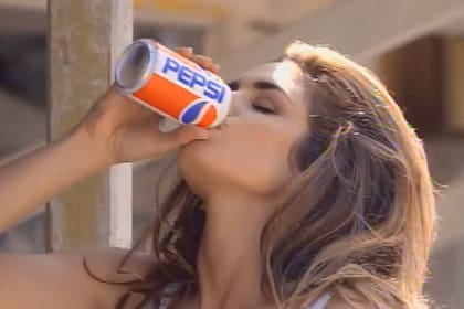 Cindy Crawford en el comercial que la lanzó a la fama