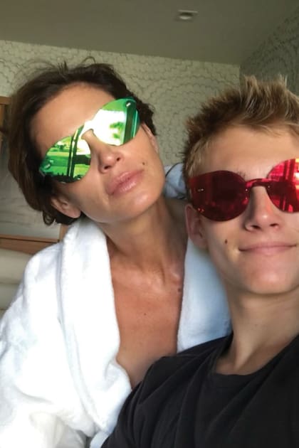 Cindy Crawford y Presley, en una postal vintage que la supermodelo compartió para celebrar el último cumpleaños de su hijo, el 2 de julio