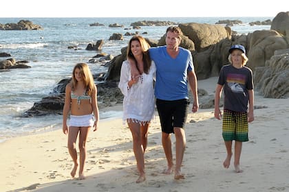 Cindy Crawford y Rande Gerber posan junto a sus hijos, Kaia y Presley, durante unas vacaciones familiares en las playas de México, en 2011