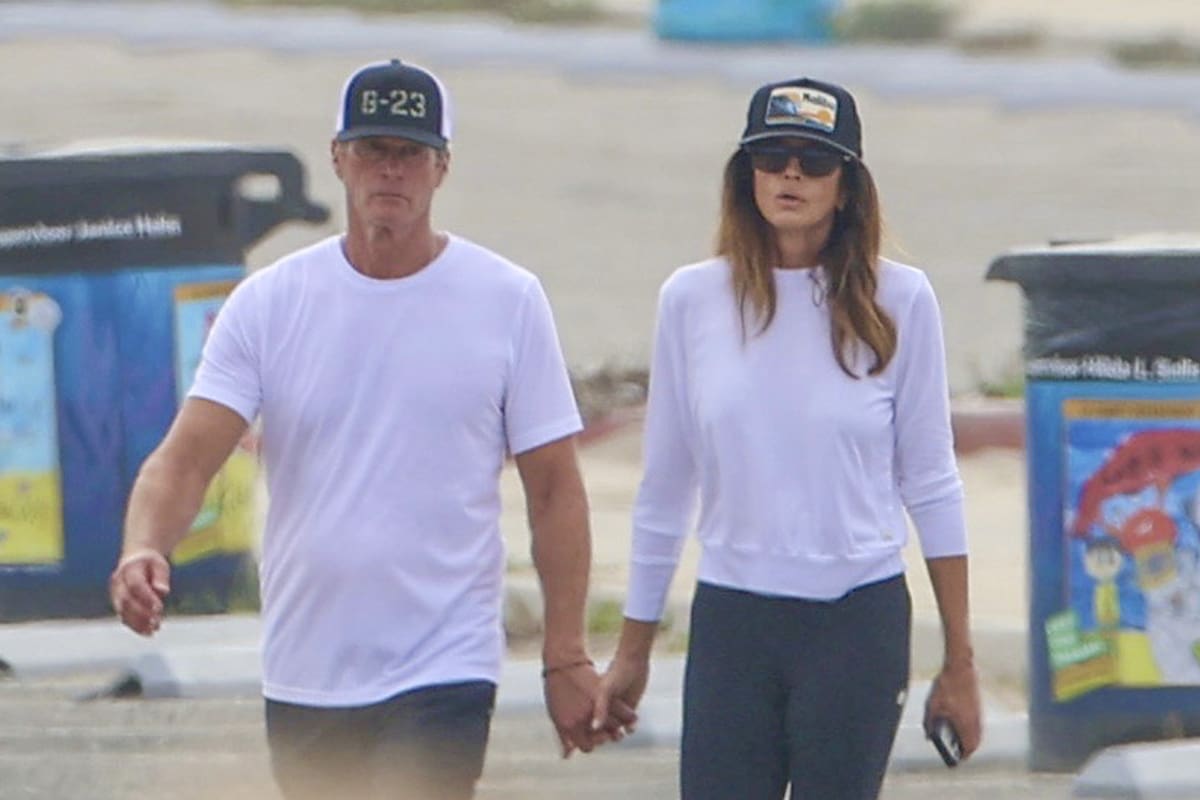 Cindy Crawford y su esposo, Rande Gerber, fueron vistos caminando por una playa de Malibu este fin de semana, en su primera salida pública tras la muerte de su hijo, Presley