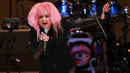 Cindy Lauper se encargó de cantar “Sufragette City”