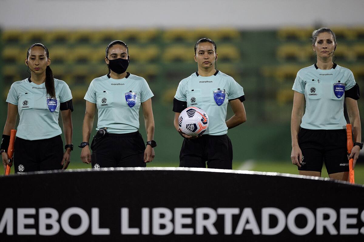 Cindy Nahuelcoy, Edina Alves, Maria Belen Carvajal y Neuza Back, las integrantes de la primera cuaterna femenina en la conducción de un partido de Copa Libertadores; en este caso, el que jugaron Defensa y Justicia e Independiente del Valle en Florencio Varela