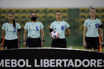 Cindy Nahuelcoy, Edina Alves, Maria Belen Carvajal y Neuza Back, las integrantes de la primera cuaterna femenina en la conducción de un partido de Copa Libertadores; en este caso, el que jugaron Defensa y Justicia e Independiente del Valle en Florencio Varela