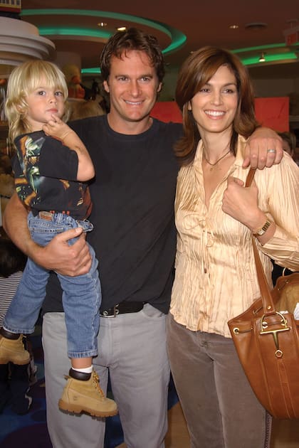 Cindy y Rande junto a su hijo, entonces un niño, durante una gala benéfica de la Entertainment Industry Foundation celebrada en Los Ángeles en 2002