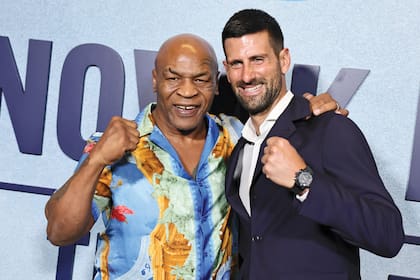 El tenista, que apostó por un elegante traje oscuro, sonríe junto al boxeador Mike Tyson