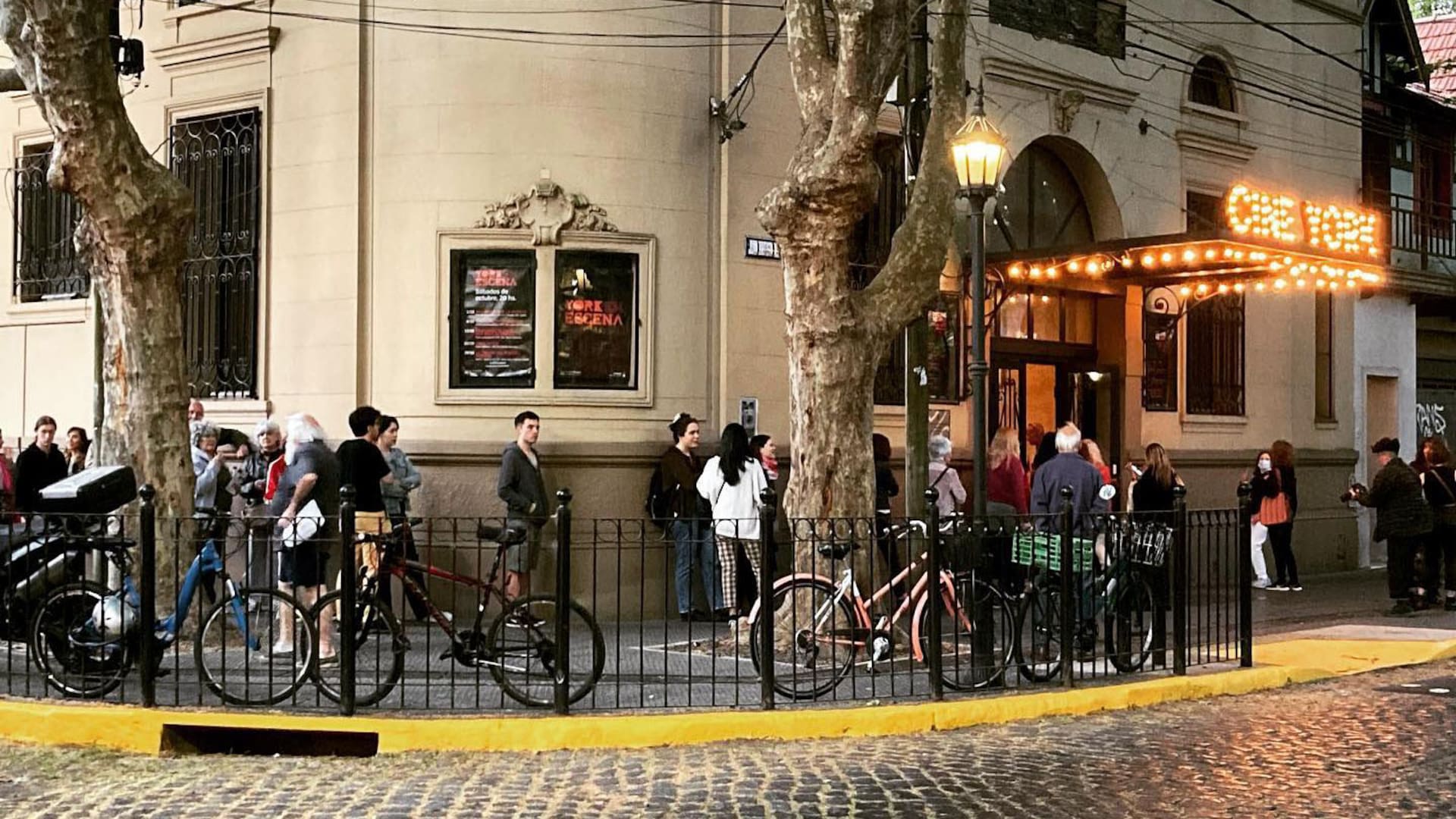 Cine York, emblema de Olivos.