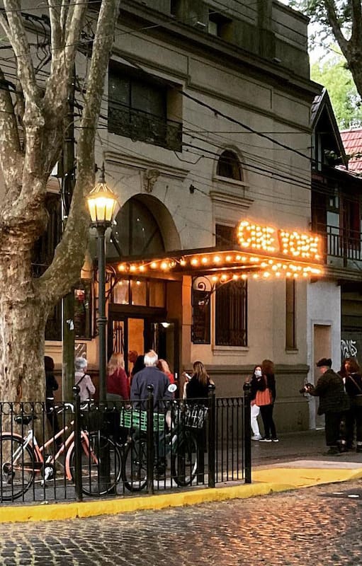 Cine York, emblema de Olivos.