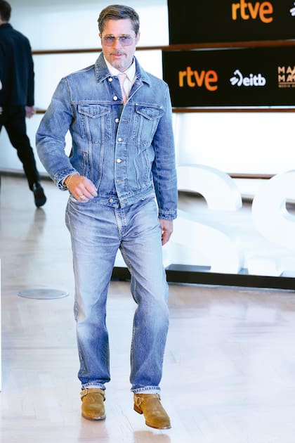 En una de sus salidas sorprendió con un total look en denim de inspiración retro, compuesto por jean y chaqueta de lavado medio Umit Benam, camisa a rayas Silbom, corbata rosa Gucci y botas de gamuza. ¿El detalle? Su reloj Patek Philippe Calatrava 2526R